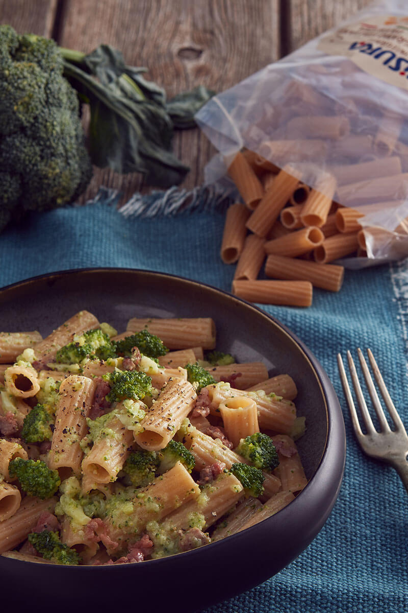 Tortiglioni integrali Fibrextra con broccoli e salsiccia.