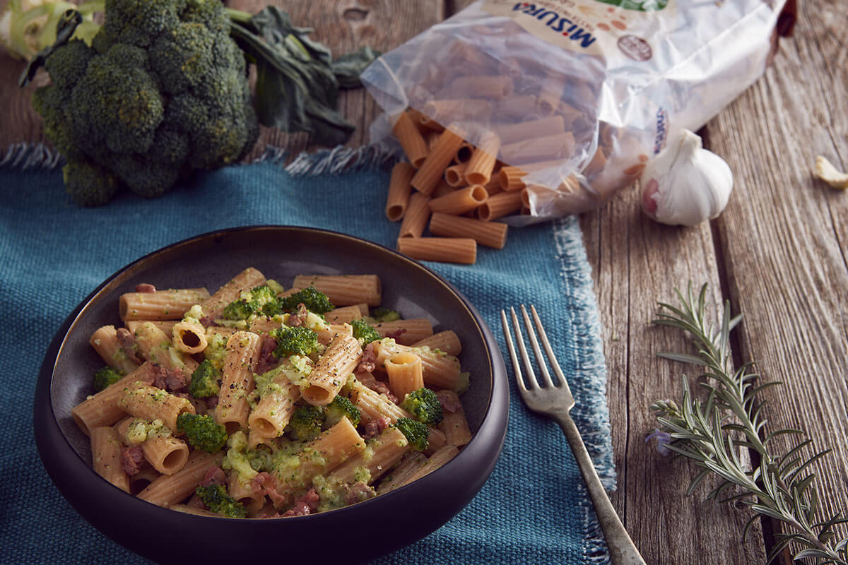 Tortiglioni integrali Fibrextra con broccoli e salsiccia.
