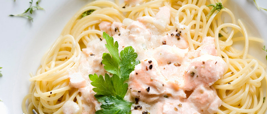 Spaghetti con germe di grano al salmone e avocado