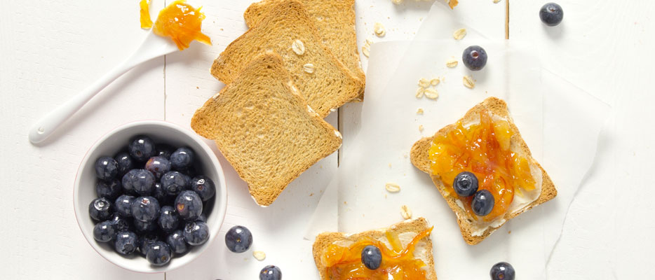 Bruschette dolci Misura con mirtilli e marmellata fatta in casa