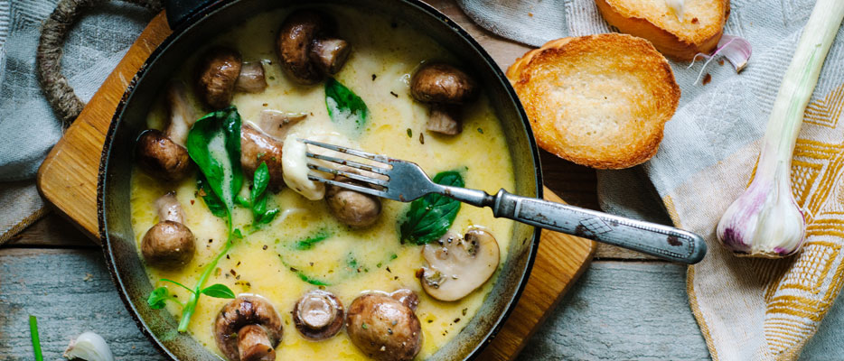 Zuppa di funghi e spinacini freschi con crocchette di cereali croccanti