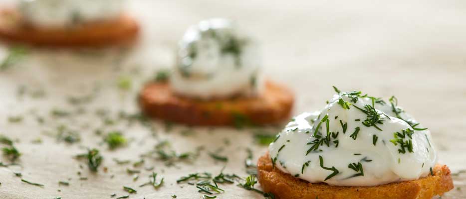 Tartine con formaggio e aneto