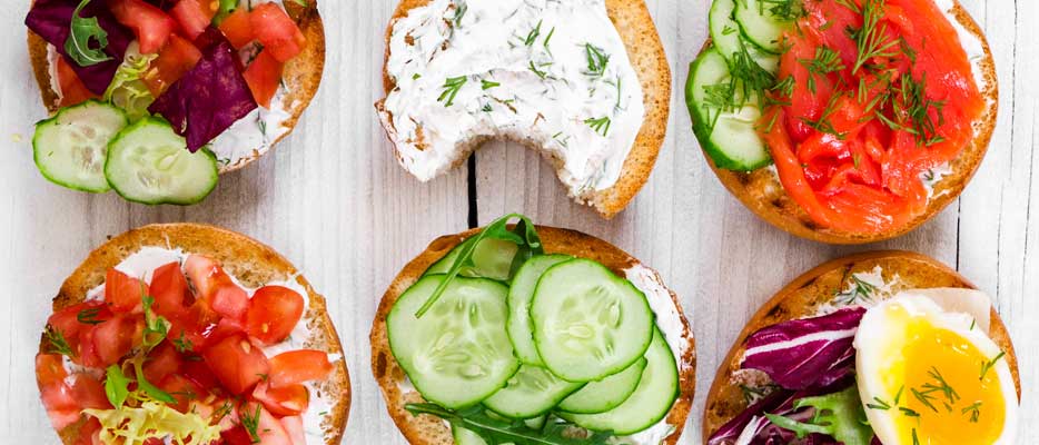 Tartine arcobaleno: le idee per rendere unico l’aperitivo