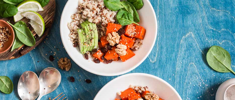 Insalata di quinoa con avocado, gamberi, lime e peperoncino