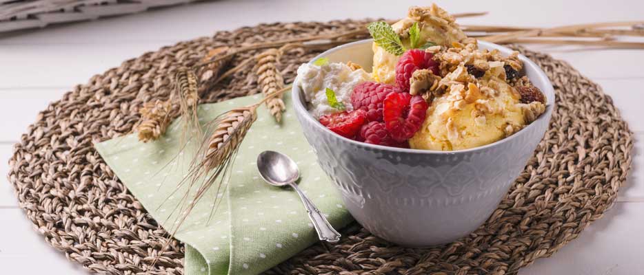 Palline di gelato alla crema ricoperte di muesli croccante