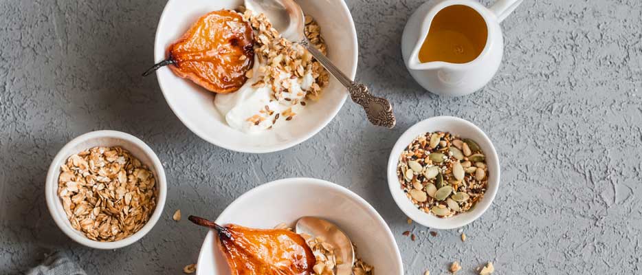 Pera caramellata con gelato e cereali