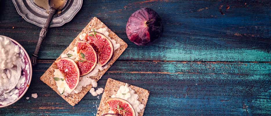 Tartine di crackers ai cereali con formaggio e fichi