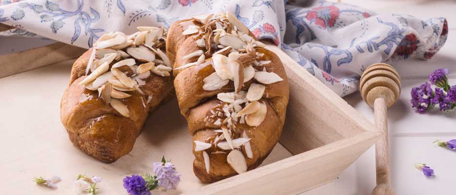 Cornetto glassato al miele con lamelle di mandorla tostata