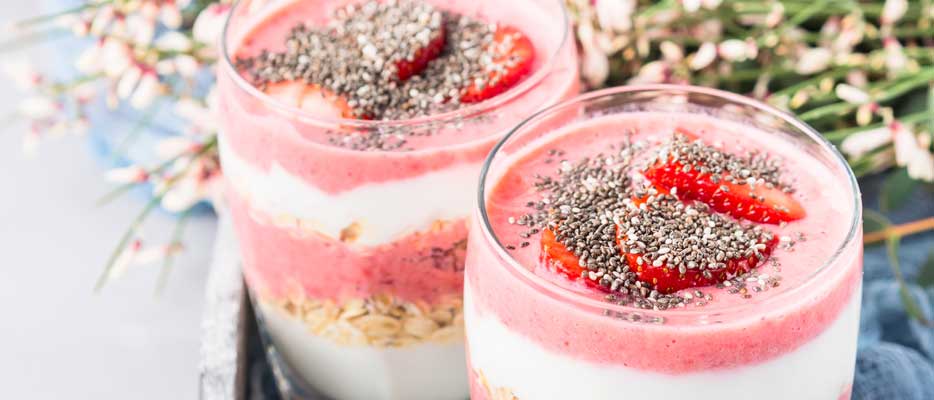 Yogurt con frullato di fragole ai semi di chia