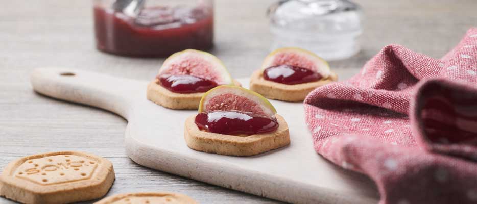 Biscotti con marmellata di lamponi e fichi