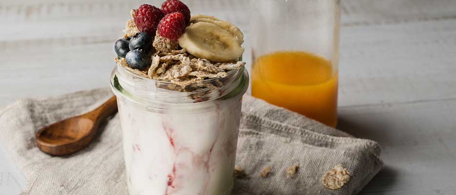 Barattolo con yogurt al miele, frumento integrale e frutta