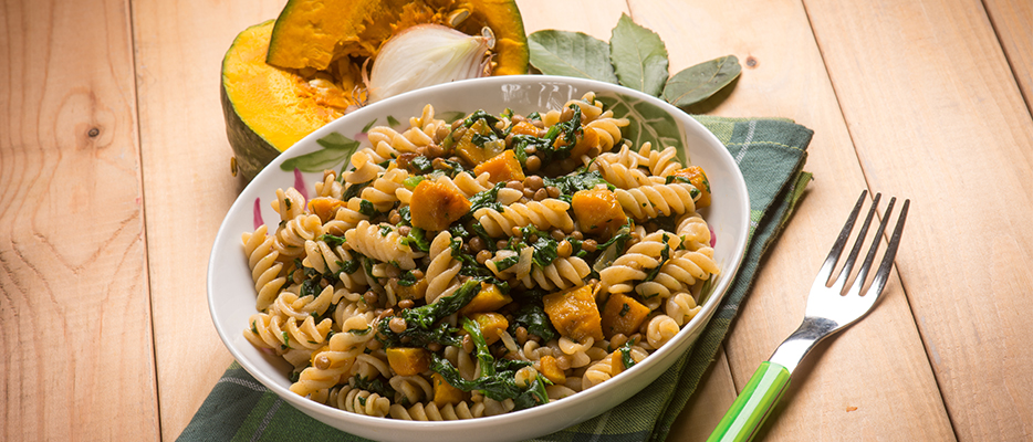 Fusilli integrali in zucca gialla e pesto di lattuga.