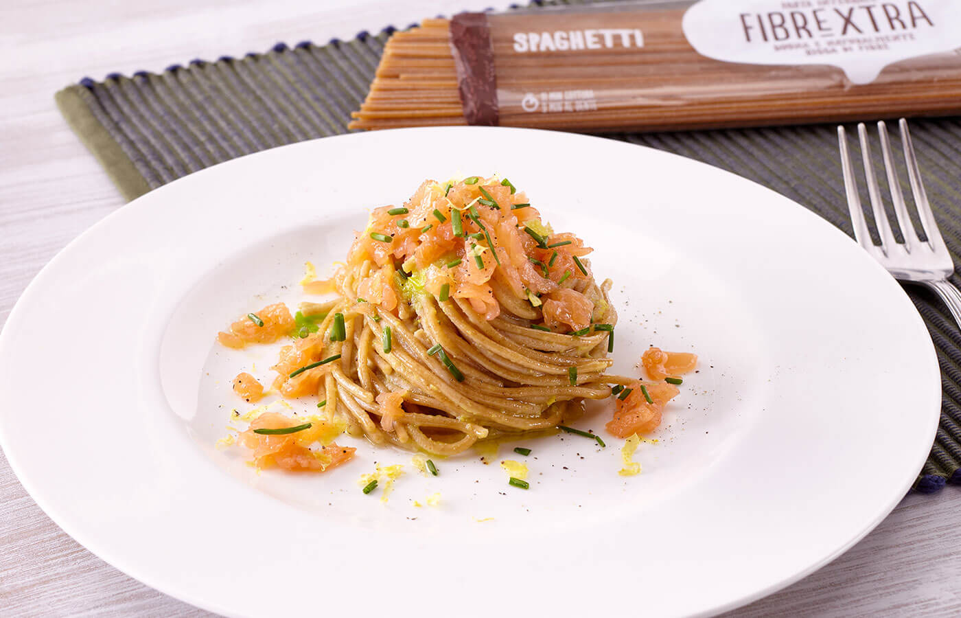 Spaghetti integrali Fibrextra con salmone e avocado