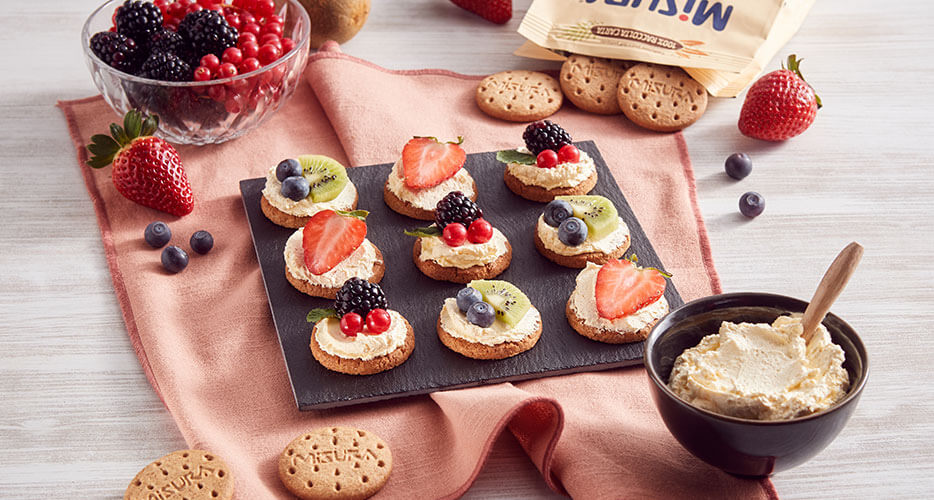 Biscotti Integrali con Crema Diplomatica e Frutti di Bosco