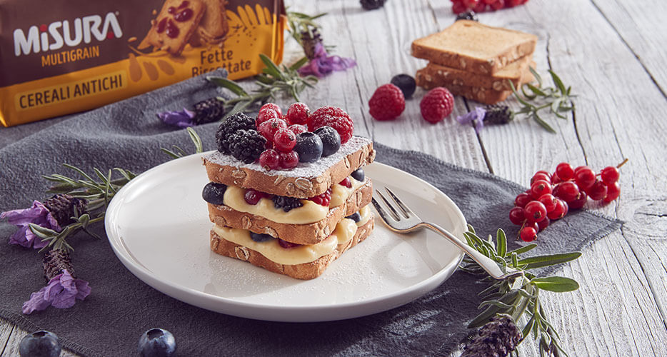 Mattonella dolce ai frutti di bosco con fette biscottate Multigrain