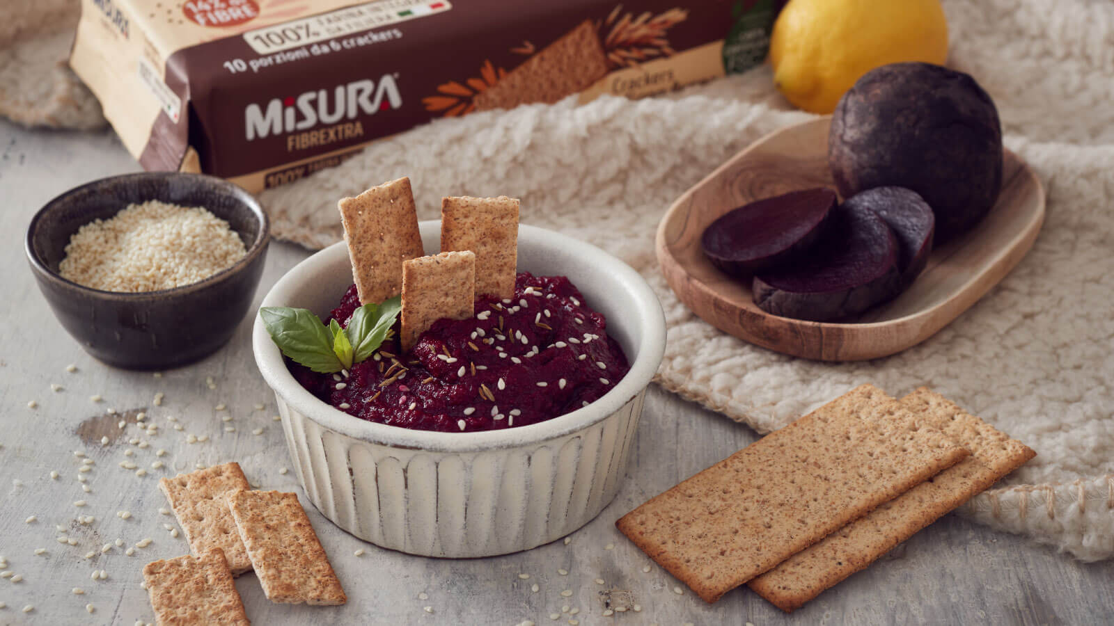 Hummus alla rapa rossa con Crackers Integrali Fibrextra