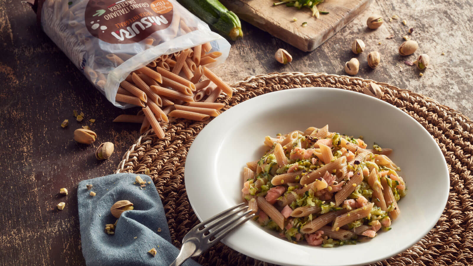 Penne Integrali Misura con Salmone Affumicato, Zucchine e Pistacchi