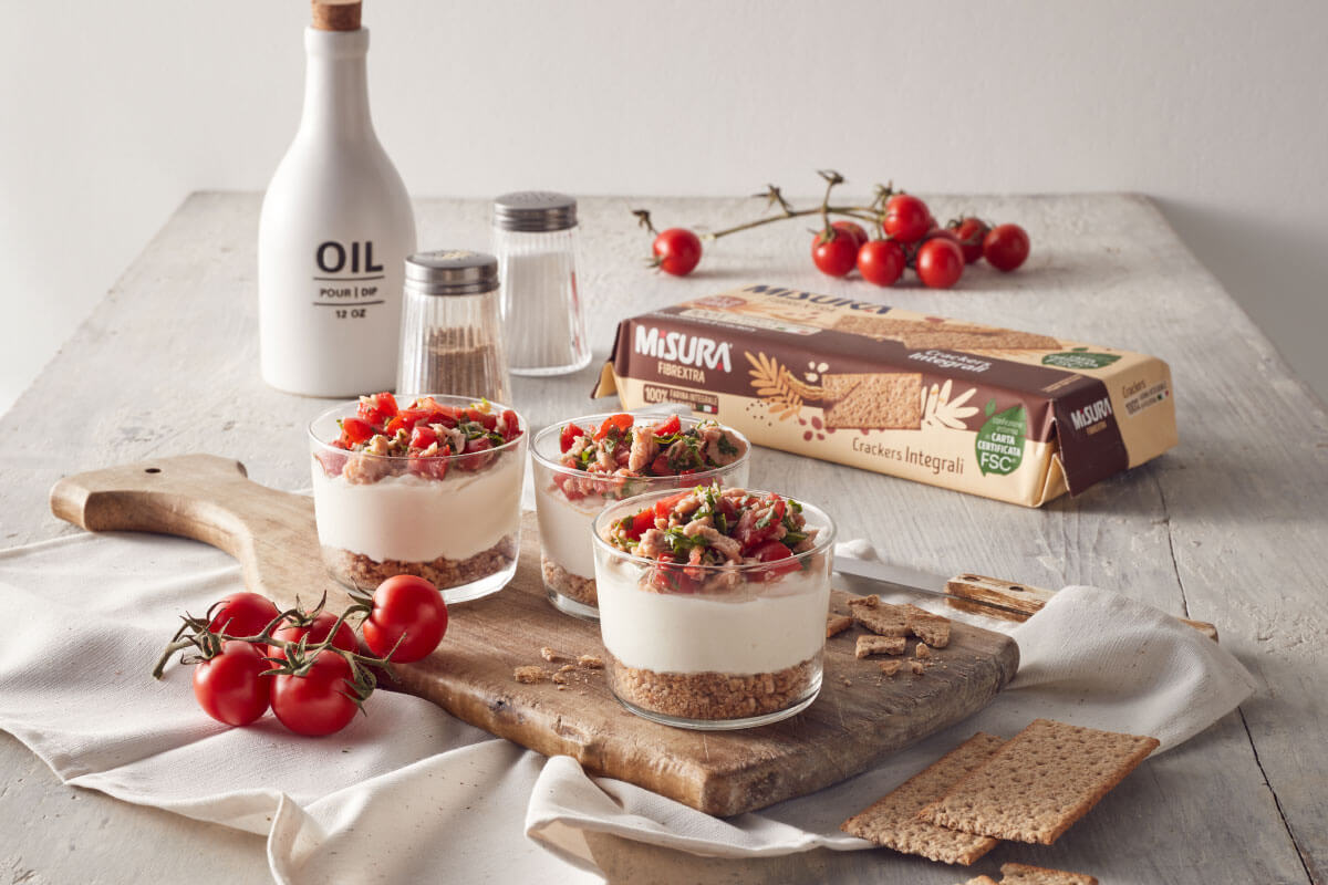 E se trasformassimo uno dei dolci più amati in un piatto salato? Per noi avrebbe questo gusto incredibile: Cheesecake salata con Pomodorini, Rucola e Tonno con la base integrale dei Crackers Fibrextra.