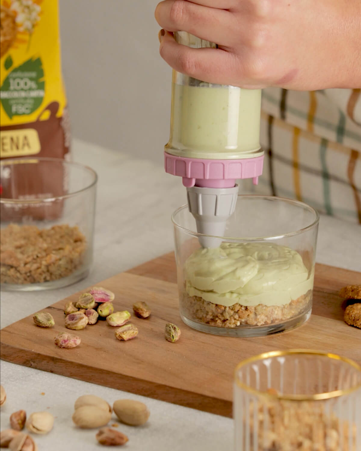 Bicchierini con Crema di Pistacchio e Biscotti Integrali Multicereali